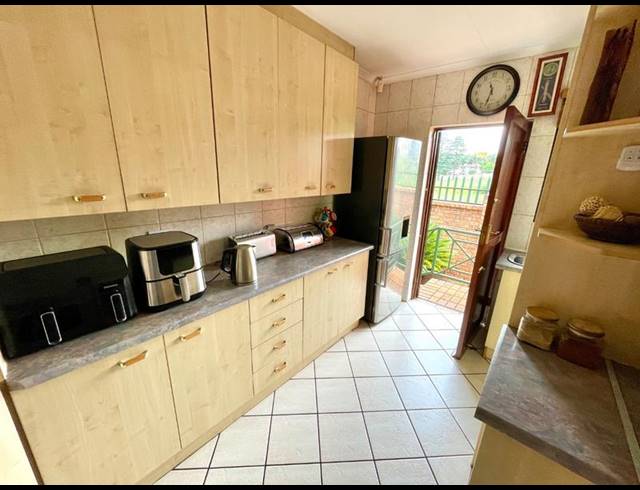 2 BEDROOM TOWNHOUSE FOR SALE IN NOORDHEUWEL
